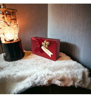 Cutie din hârtie cu fundă și floare...