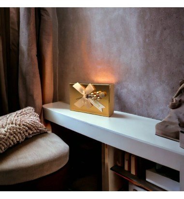 Cutie din hârtie cu fundă și floare...