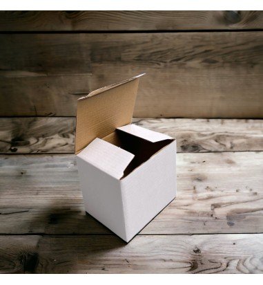 Cutie pătrată albă